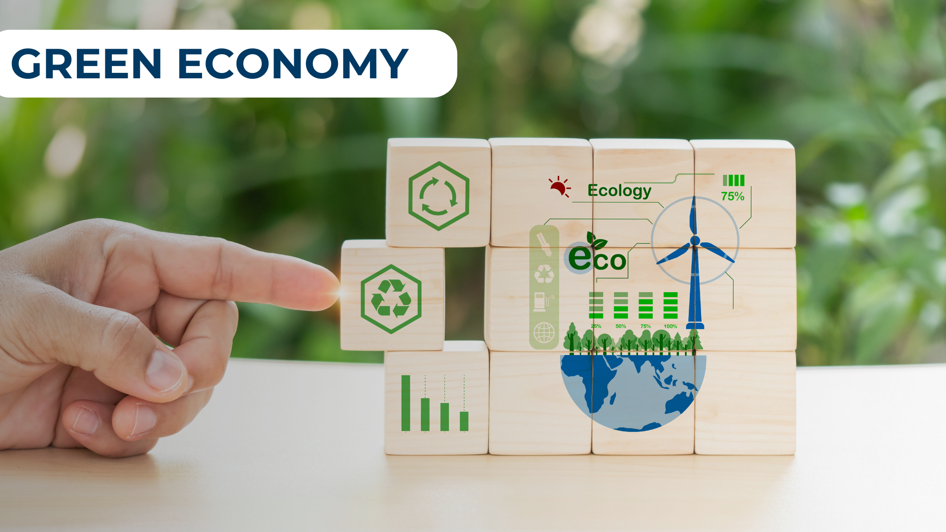 zdjęcie przedstawiające napis Green Economy oraz dłoń i drewniane kostki, układające się w całość, na drewnianych kstkach zawarto symbole kojarzące się z zieloną gospodarką